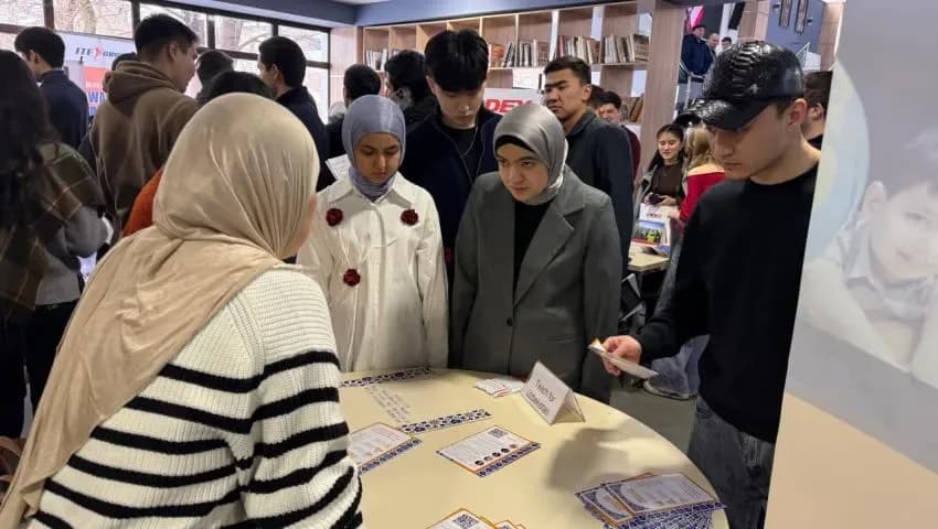 Students at a stand at the WIUT Internship Fair 2025